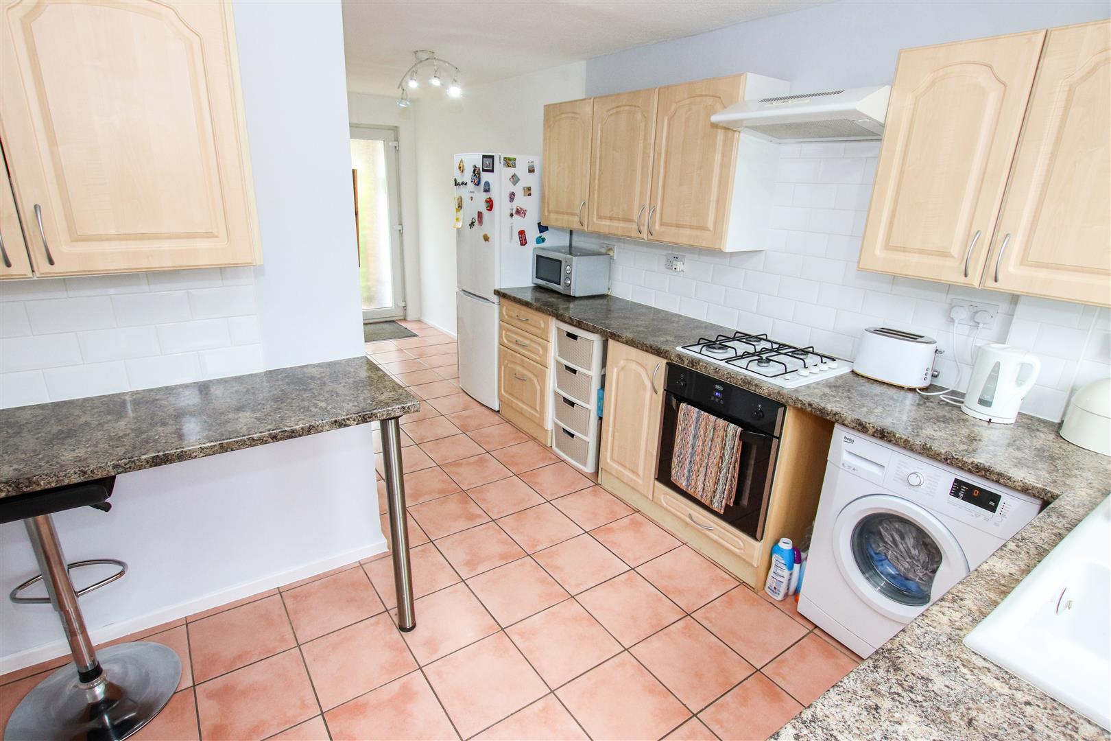 L SHAPED FITTED KITCHEN / BREAKFAST ROOM